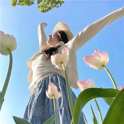 佛前灯下不见君